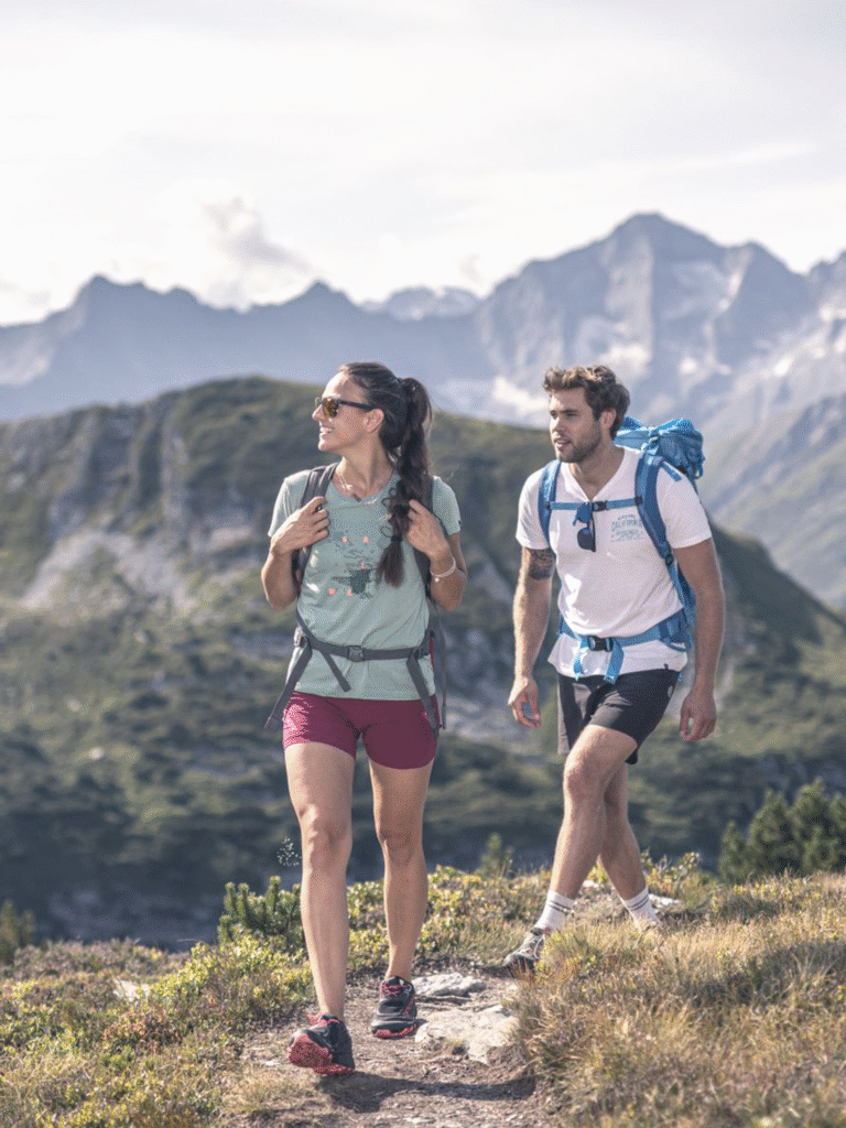 Zwei Wanderer im Sommer auf einem Berg im Zillertal