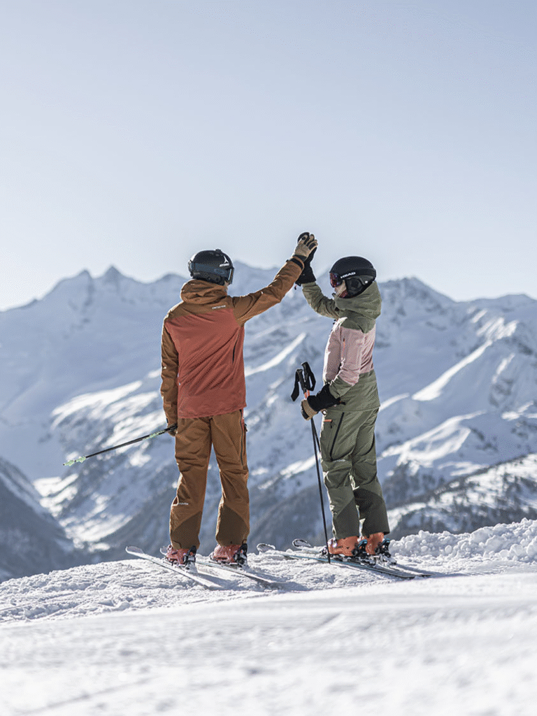Zwei Skifahrer im Winter auf einem Berg im Zillertal