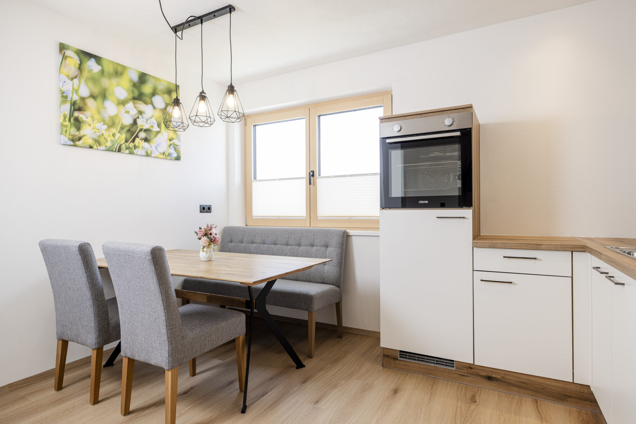 Die Küche gemeinsam mit dem Essbereich in der Ferienwohnung Persal am Rohrberg