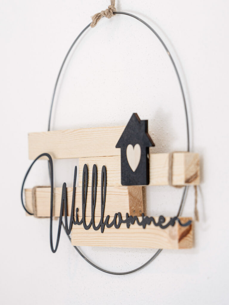 Bild von der Dekoration der Ferienwohnung Persal, auf der Dekoration steht "Willkommen"